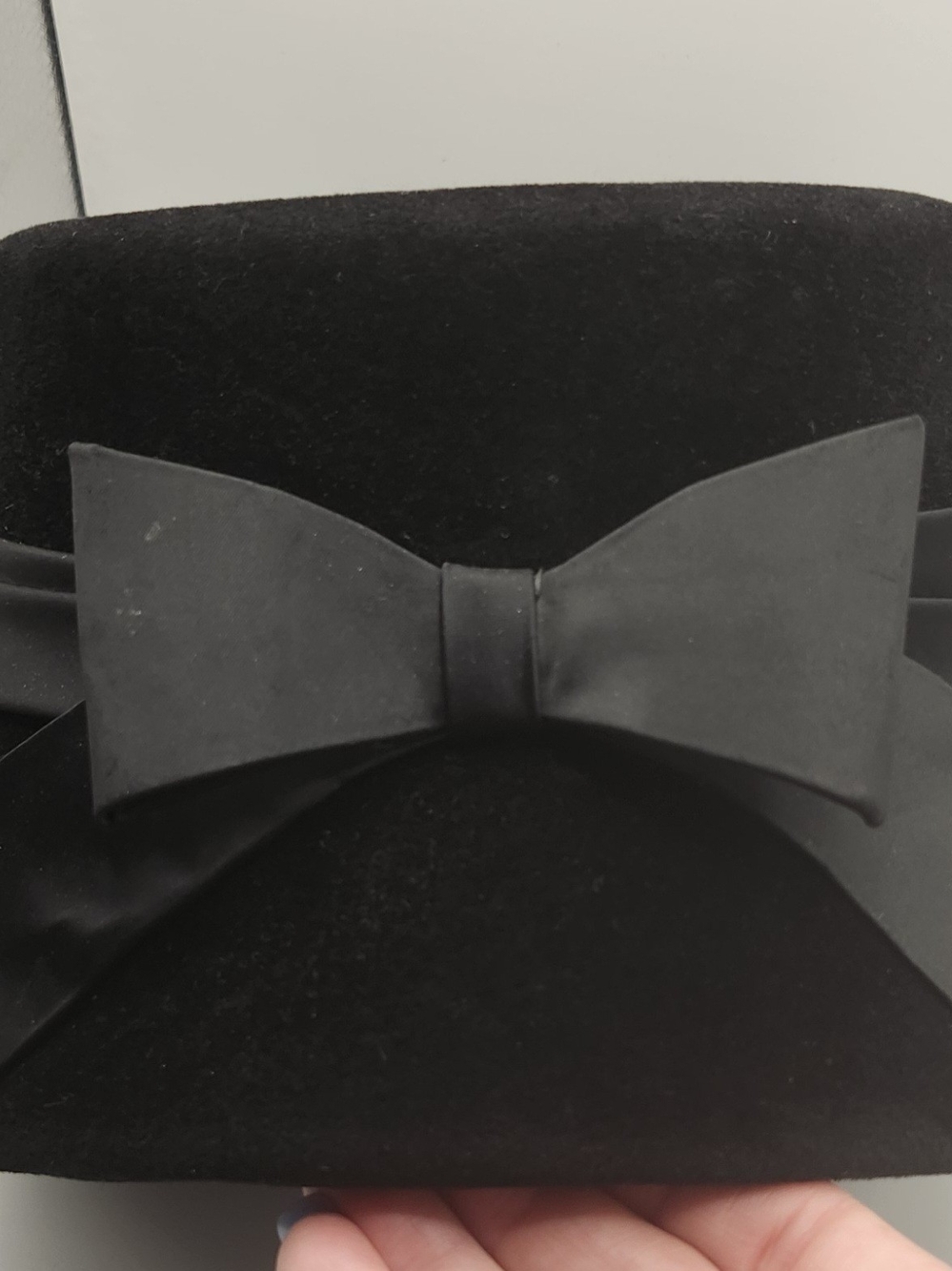 Blk/mid-century vintage hat by Sitlers/22in. Medium Classic Black Velvet Bow Hat
